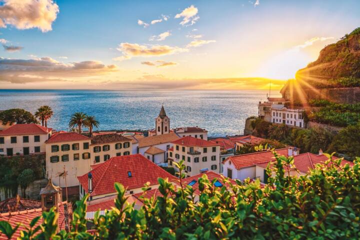 Portugal Shoulder Season: Rainfall vs Hotel Prices